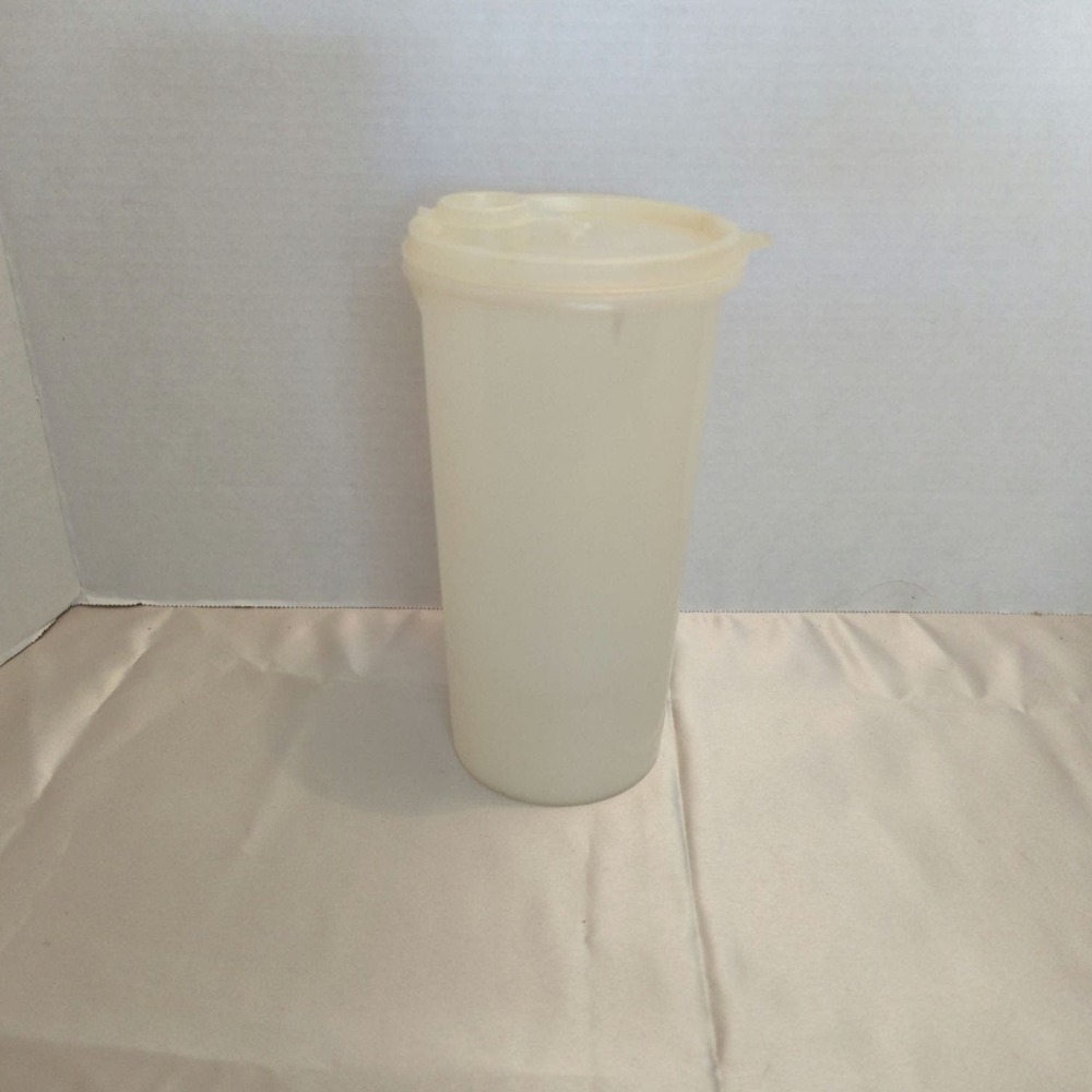 Tupperware 48 oz Handolier juice or beverage pitcher